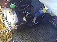 Trộm cạy cốp xe cướp túi xách trước mặt khổ chủ