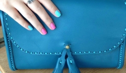 'Cô gái đồ da' nghỉ việc nghìn đô đi may túi xách