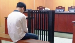 Bế con đến phiên tòa xử người yêu tội 'giao cấu với trẻ em'