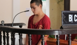 Người cha ngồi sụp trong tòa nhìn con trai bị dẫn về trại giam