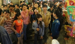 Thiếu nữ bị kẻ biến thái quấy rối ở phố lồng đèn Trung thu