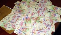 Mang tiền giả ra chợ tiêu thụ để lấy tiền thừa thật