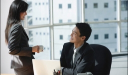Muốn có việc phải chấp nhận 'tình yêu với sếp'