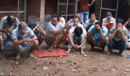 Gần 50 con bạc chạy toán loạn khi cảnh sát vây bắt