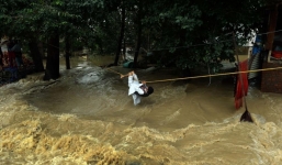 Không chuẩn bị, ít nhất 420 người chết khi lũ lụt nhấn chìm Ấn Độ