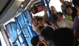 Nam thanh niên bị ba cụ già vây đánh vì không nhường ghế trên xe bus