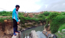 Người thợ hồ dũng cảm một mình lội cống tìm xác bé trai 