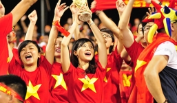 Fan nữ xinh đẹp 'đại náo' sân vận động Mỹ Đình