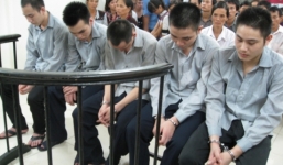 Thấy bạn gái cũ thân mật bên người mới, nổi máu ghen giết người