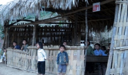 Băng rừng kéo trò đến lớp: Giữ “con chữ” bằng mồ hôi và máu