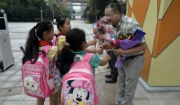 Thầy hiệu trưởng suốt 6 năm đứng cúi chào học sinh ở cổng trường