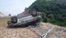 Xe ô tô VTV mất lái đâm nát hàng rào, lật ngửa trên vỉa hè