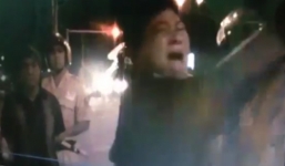 Người phụ nữ đấm thẳng vào mặt cảnh sát giao thông