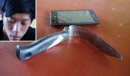 Chủ nợ may mắn thoát chết nhờ... dao bị cong