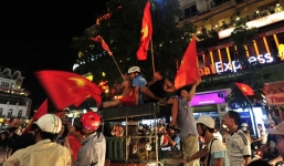 Cổ động viên xuống đường, đốt pháo sáng ăn mừng thâu đêm