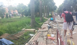 Chung kết U19 Việt Nam: Người hâm mộ đạp đổ tường VFF vì không mua được vé