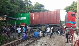Xe Container “chết cứng” giữa đường tàu hỏa