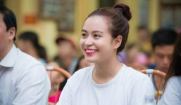 Hoàng Thùy Linh đẹp tinh khôi đi từ thiện