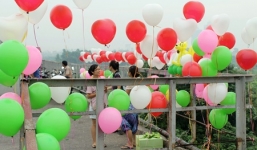 Màn cầu hôn cực lãng mạn trên cầu Long Biên