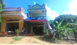 Nghịch tử dùng cuốc sát hại cha ôm chặt ghế khi công an giải đi