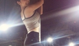 Angela Phương Trinh kheo eo thon múa cột