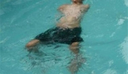 Cậu học trò không tay có biệt tài bơi lội, ngụp lặn như... rái cá