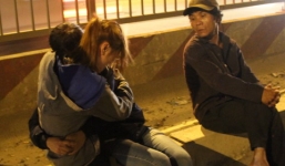 Cô gái ngất lịm khi thấy người yêu bị xe ben cán chết