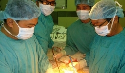 Bé 2 tháng tuổi có thai đủ chân tay trong bụng