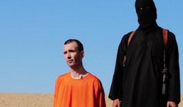 Con tin người Anh đã bị Nhà nước Hồi giáo chặt đầu