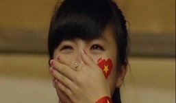 Nữ CĐV U19 Việt Nam khóc nức nở khi cúp vô địch được trao cho Nhật Bản