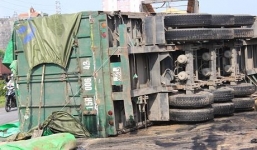 Xe container mất lái lao qua dải phân cách, lật ngửa giữa đường