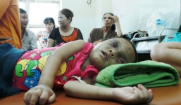 Bé gái 4 tuổi bị đánh dã man: Hàng xóm từng quỳ gối xin tha 