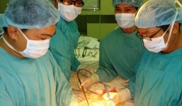 Phẫu thuật cứu sống bé trai 2 tháng tuổi mang thai