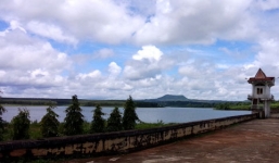 Hai nữ sinh trượt chân xuống đập nước chết đuối