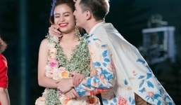Hoàng Thùy Linh bị 'cưỡng hôn' trên sân khấu