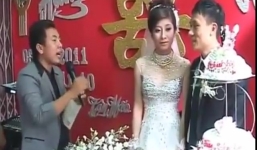 MC đám cưới 'ép' chú rể hôn cô dâu