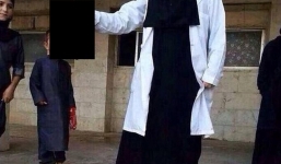 Nữ bác sĩ IS gây phẫn nộ với hình ảnh 'khoe' thủ cấp tù nhân