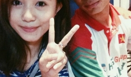 Hot girl chụp ảnh và xin chữ ký U19 Việt Nam khiến nhiều người ghen tị