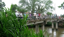 Phát hiện xác nam thanh niên đang phân hủy trôi sông