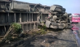 Xe tải khổng lồ mất lái, bay qua dải phân cách