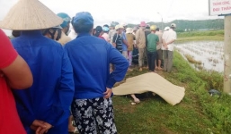 Một thanh niên nằm chết trên ruộng lúa vừa gặt lúc rạng sáng