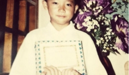 Fan nữ “mê mệt” với bức hình đáng yêu thời học sinh Trấn Thành 