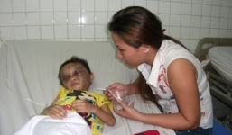 Vụ bé gái 4 tuổi bị đánh dã man: Cha dượng bắt Ngân quỳ trong 4 giờ