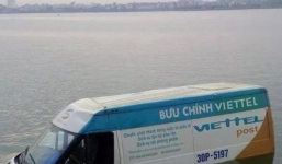 Xe ô tô 16 chỗ của Viettel mất lái, lao xuống Hồ Tây