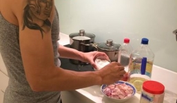 Tiền đạo Công Vinh tự tay vào bếp để trổ tài nấu nướng cho vợ con