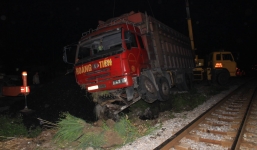 Xe tải lao xuống cống, hàng chục tấn than đá đổ tràn xuống đường