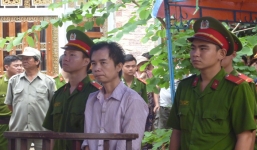 Nghi ngờ vợ ngoại tình, dùng 6 con dao chém chết vợ