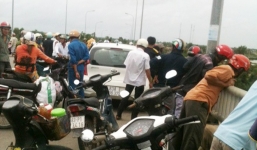 Cô gái lái xế hộp nhảy cầu khi nước đang chảy xiết