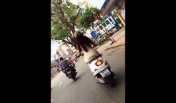 Clip: Hot girl mặc váy ngắn...tung bay trên phố