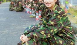 Nữ sinh 9x mặc quân phục gây 'bão mạng' vì quá xinh